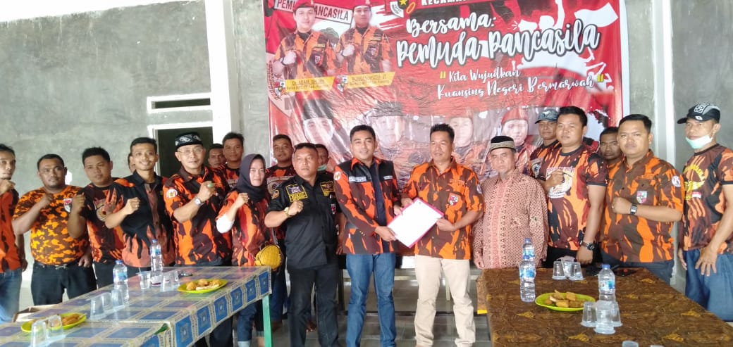 Sekretaris MPC PP Kuansing Rengga Syaputra ST didampingi Dankoti Andi Immawan menyerahkan SK kepengurusan PAC PP Guntor di Gunung Toar, Kuansing, Senin (8/6/2020).(JUPRISON/RIAUPOS.CO)