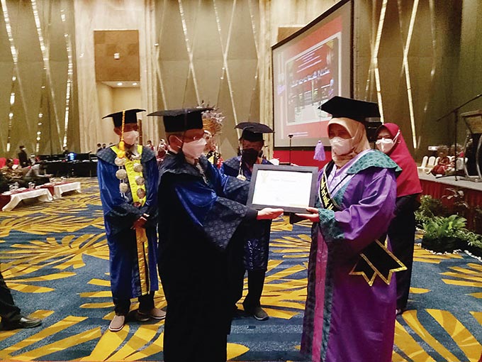 Lulusan terbaik wisudawan STIKes-STMIK Hang Tuah Pekanbaru menerima piagam penghargaan dari para pimpinan, Sabtu (19/3/2022). Â 