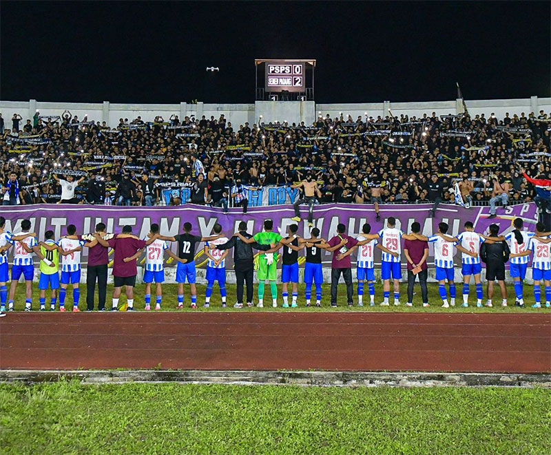 Pemain, pelatih dan manajemen PSPS Riau memberikan salam hormat kepada suporter usai laga PSPS Riau vs Semen Padang FC, Senin (25/9/2024) lalu.