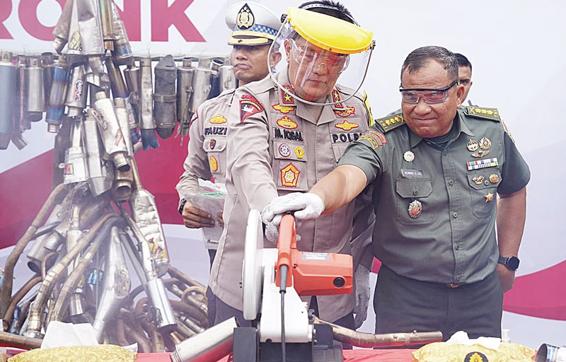 Kapolda Riau Irjen Pol Mohammad Iqbal saat memusnahkan ribuan knalpot brong hasil penindakan Direktorat Lalu Lintas (Ditlantas) Polda Riau, Selasa (19/12/2023).