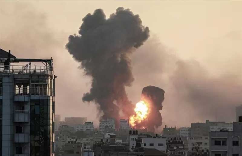 Ledakan dan asap mengepul di langit Gaza.