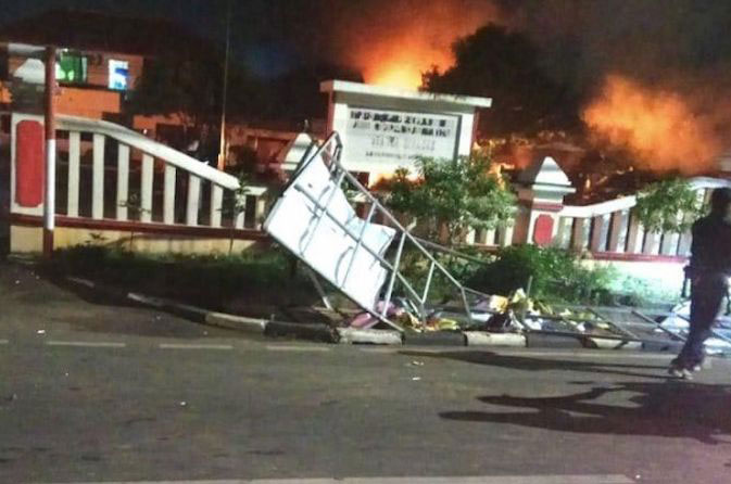 Markas Kepolisian Sektor Ciracas di Jalan Raya Bogor, Jakarta Timur dibakar orang tak dikenal, Sabtu (29/8/2020). Massa juga merusak sejumlah fasilitas milik polisi dengan benda keras. JPG