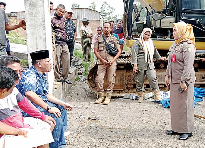 Kuasa PT Ludin Enterprindo H Saifullah Afrianto (kiri berkopiah) berdebat dengan Shanti, Kepala Satpol PP Kuansing, saat pembersihan eks Pasar Atas Telukkuantan, Rabu (25/1/2023).