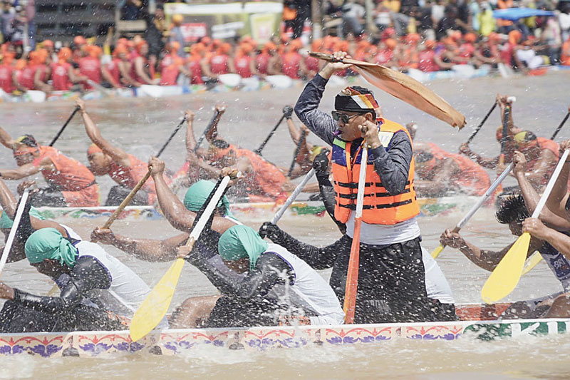 Bupati Kuansing Drs H Suhardiman Amby AK MM menjadi tukang timbo ruang dalam perpacuan jalur hari kedua, Kamis (24/8/2023) di Tepian Narosa Telukkuantan.