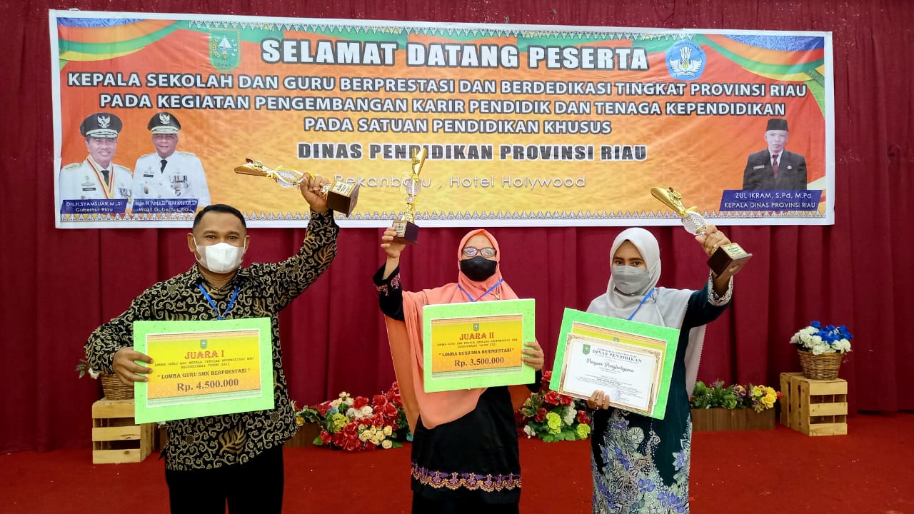 Khalfahrum SP MSi guru SMK Negeri 1 Kuala Cenaku bersama dua guru dari Kabupaten Inhu yang juga berhasil meriah juara yakni Helwiyah MPd Guru SMA Negeri 2 Rengat berhasil meraih juara 2 dan Syafarina SPdI guru SLB Inhu berhasil meraih juara 3.