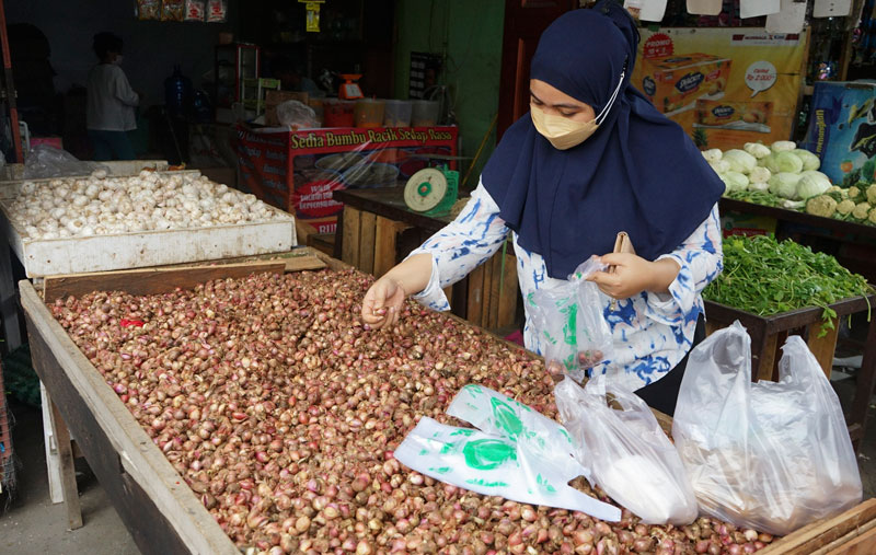 Pembeli memilih bawang merah di Pasar Jalan Teratai, Pekanbaru, Selasa (19/12/2023). Harga bawang merah jelang libur Nataru mulai mengalami kenaikan, Rp45 ribu/Kg.