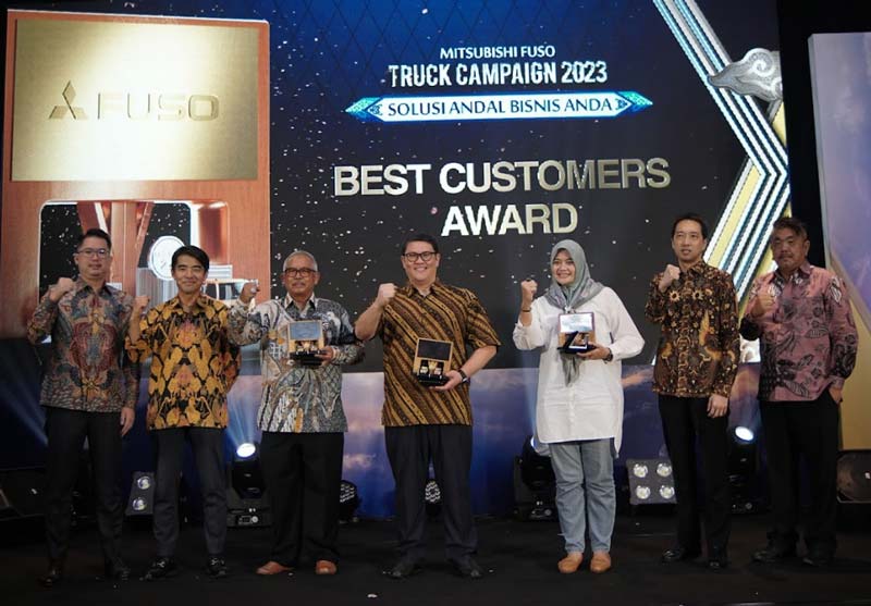 Manajemen PT KTB foto bersama dengan konsumen yang menerima hadiah dalam kegiatan Mitsubishi Fuso Truck Campaign 2023, Ahad (19/11/2023).