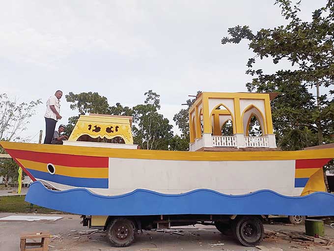 Kepala DLH Rohil Suwandi SSos melihat langsung persiapan pembuatan miniatur berbentuk Lancang Kuning yang akan ditampilkan dalam pawai taaruf MTQ ke-40 Tingkat Provinsi Riau di Bagansiapiapi, Rabu (20/7/2022).