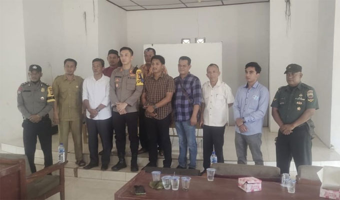 Kapolres Rohil AKBP Andrian Pramudianto foto bersama sejumlah tokoh usai kegiatan Jumat Curhat di Kantor Camat Bangko Pusako, Rokan Hilir, Jumat (10/2/2023).