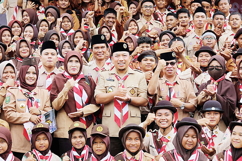 Wabup Siak Husni Merza foto bersama dengan peserta upacara Hari Pramuka ke-62 di Bumi Perkemahan Tengku Buwang Asmara, Merempan Hilir, Mempura, Kabupaten Siak, pada Senin (14/8/2023).