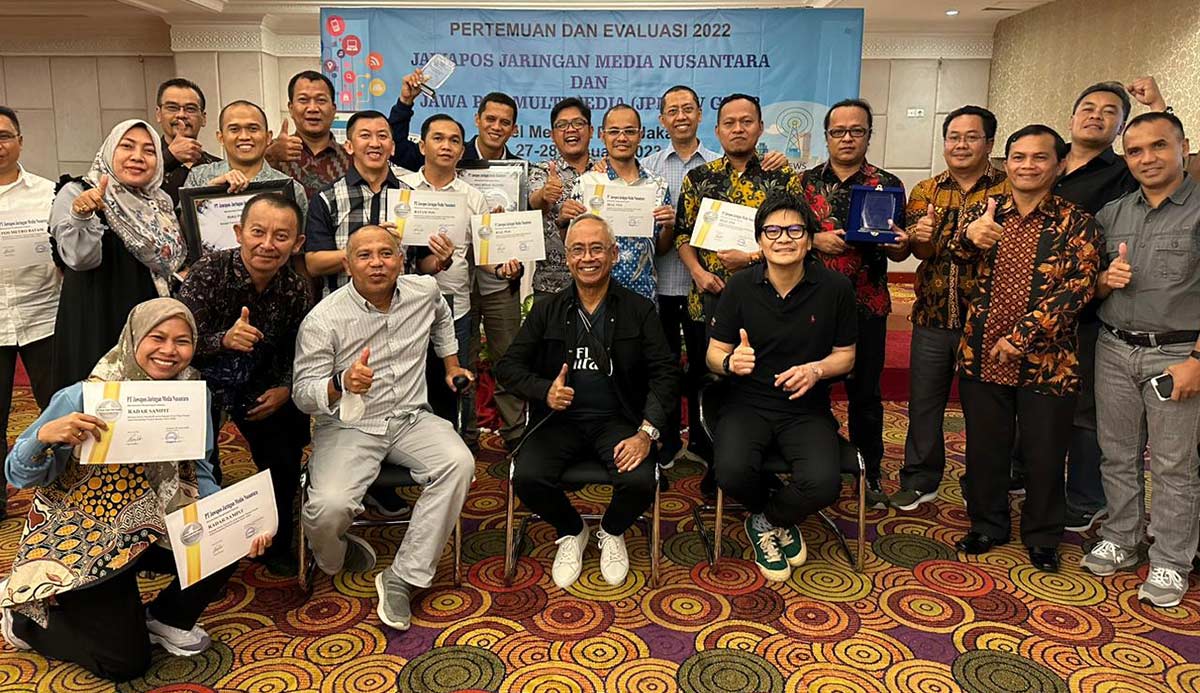Dirut JJMN Suhendro Boroma (duduk kiri), Komisaris JJMN C Paul Tehusijarana  (tengah) dan Maesa Samola (Komisaris JJMN) berfoto bersama CEO Riau Pos Group Ahmad Dardiri dan pimpinan media RPG usai acara Pertemuan dan Evaluasi 2022 JJMN dan JPM di Hotel M