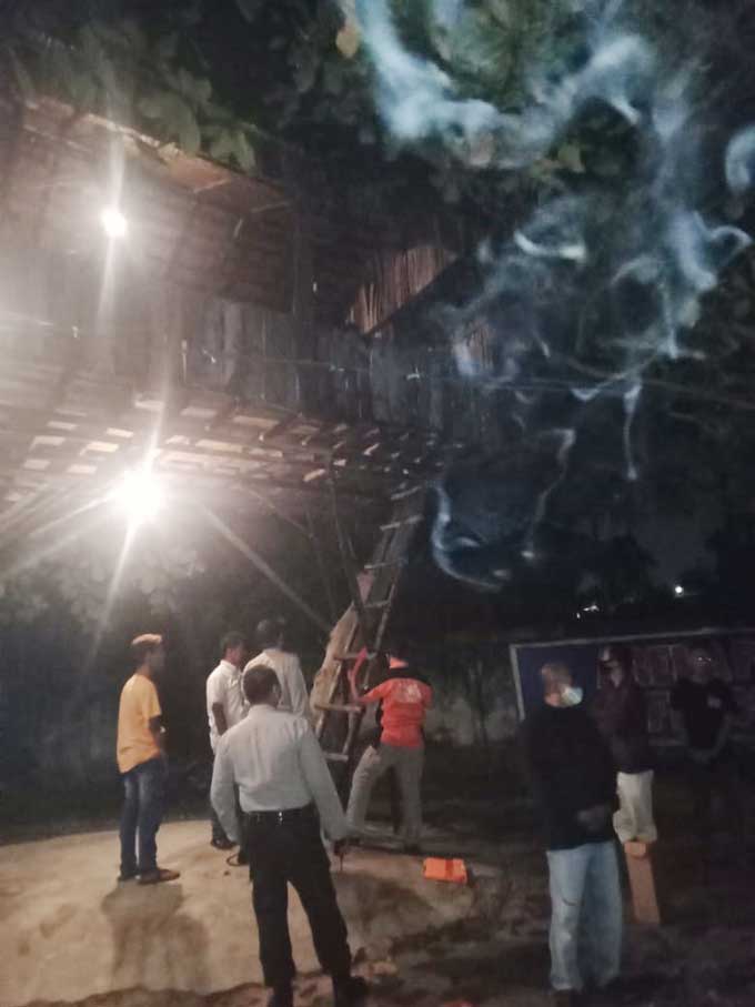 Warga Jalan Kaharuddin Nasution digegerkan dengan penemuan mayat seorang remaja yang mengakhiri hidupnya dengan cara gantung diri di rumah pondok, halaman belakang Cafe Juice 665, Jalan Kaharuddin Nasution, Kelurahan Maharatu, Kecamatan Marpoyan Damai Pek