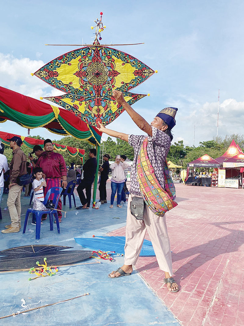 Amronsyah bersama layang-layang karyanya Kuau Raja Tebuk Isi, mendapat rekomendasi penetapan menjadi Warisan Budaya Tak Benda (WBTB) dari Kemendikbudristek RI, Senin (4/9/2023).