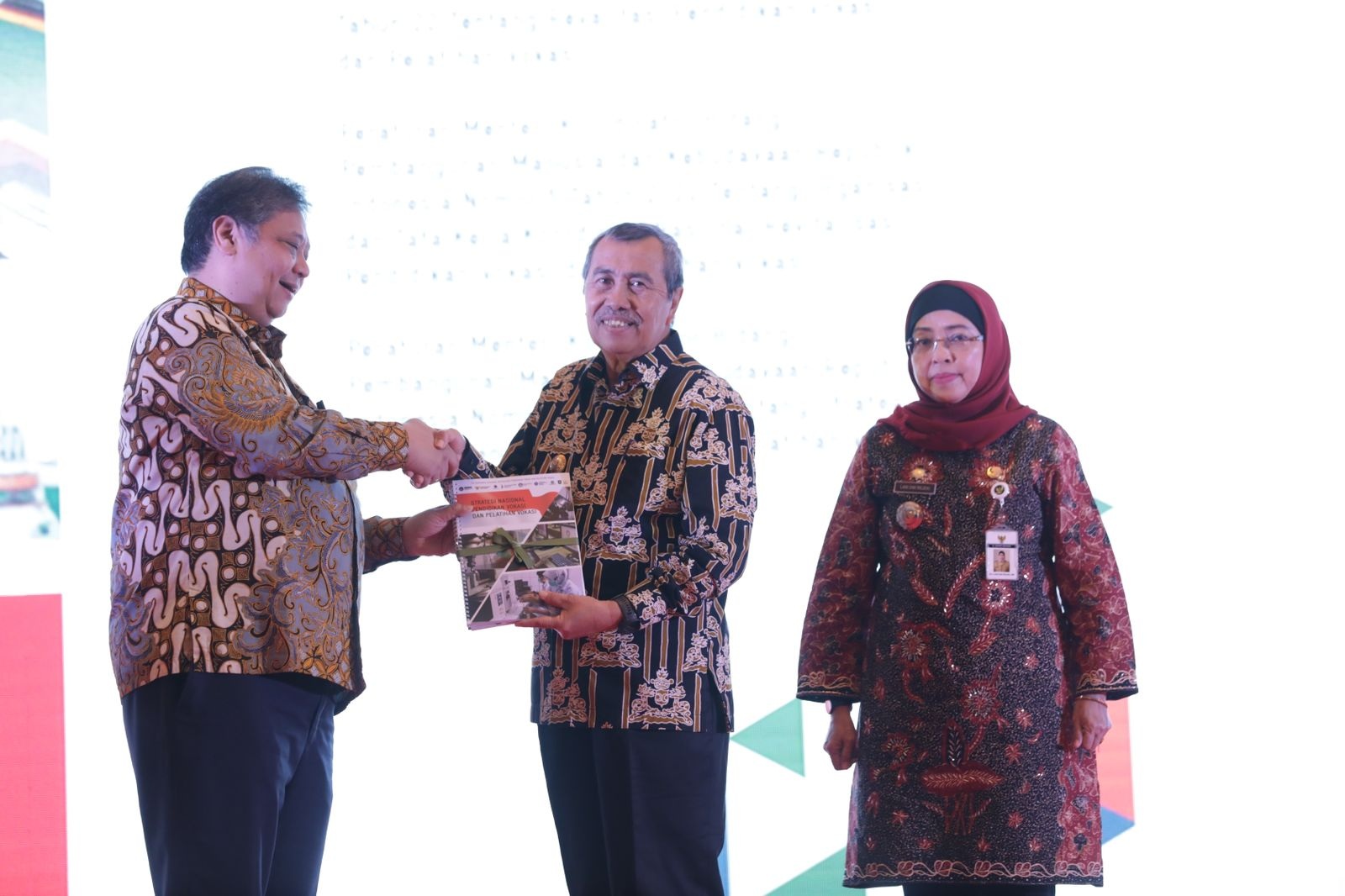 Gubri Syamsuar menerima Perpres dari Menko Bidang Perekonomian di Jakarta, Selasa (21/2/2023).
