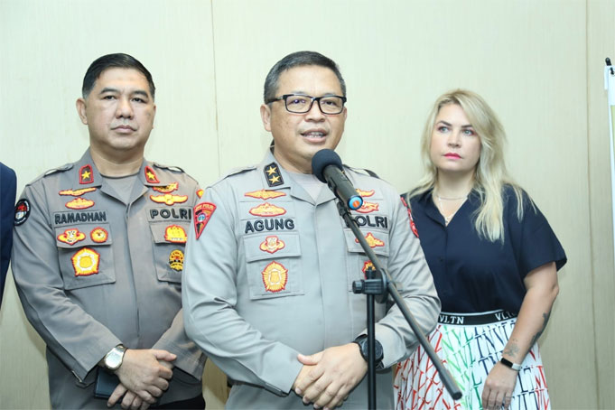 Asisten Operasi Kapolri, Irjen Pol Agung Setya Imam Effendi (tengah) memberikan arahan saat kursus manajemen pengamanan stadion yang melibatkan 66 peserta dari aparat keamanan, penyelenggara pertandingan serta para pihak terkait di Jakarta.