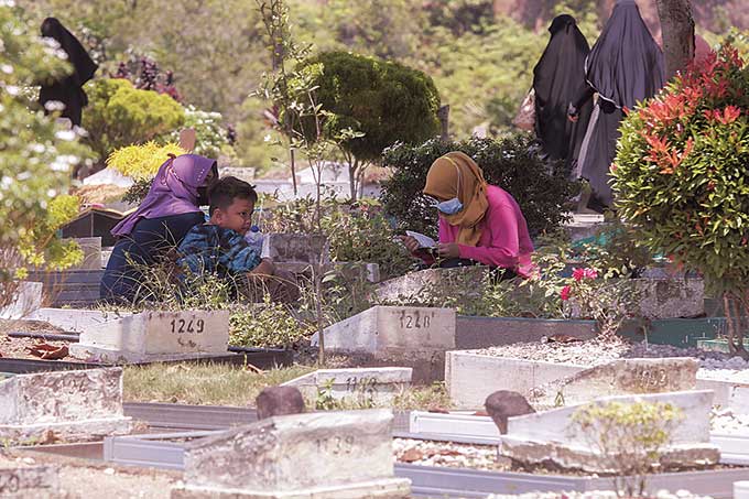 Warga melakukan ziarah kubur di tempat pemakaman umum (TPU) Payung Sekaki, Selasa (29/3/2022). Ziarah kubur menjadi kebiasaan warga menjelang bulan suci Ramadan.
