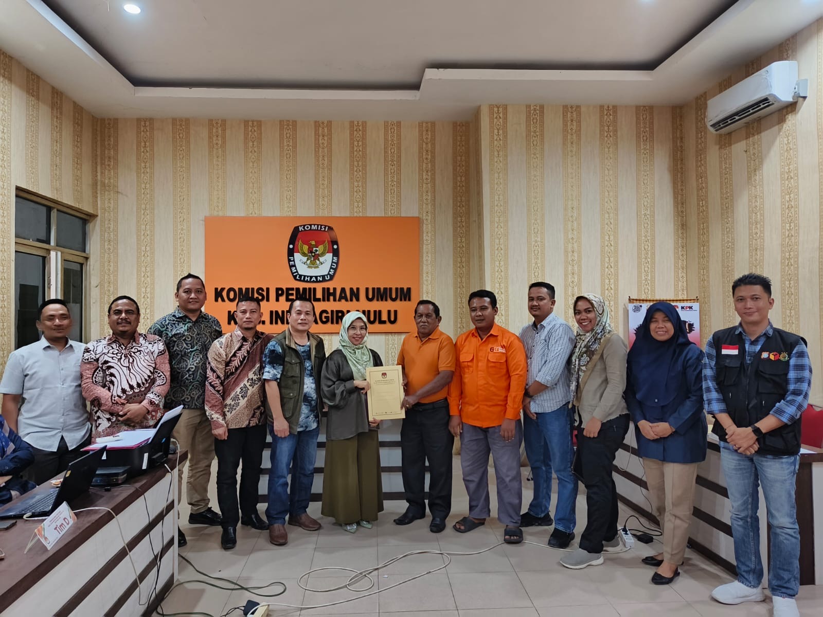Ketua KPU Inhu, Yenni Mairida SE MM didampingi komisioner serta Bawaslu menerima hasil pencermatan rancangan DCT dari salah satu Parpol, Selasa (3/10/2023).