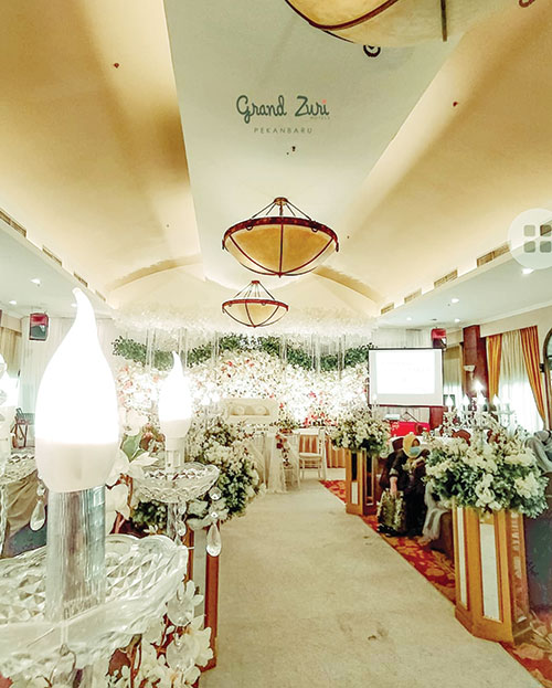 Dekorasi wedding yang disiapkan Grand Zuri Hotel Pekanbaru saat acara terlihat megah, beberapa waktu lalu. (Grand Zuri Hotel FOR RIAUPOS.CO)