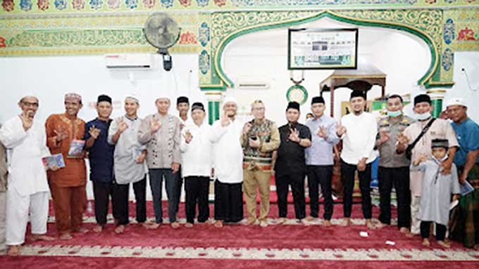 Ustaz KokoÂ Lem foto bersama saat safari dakwah di Kelurahan Duri Timur, Kecamatan Mandau, akhir pekan lalu.