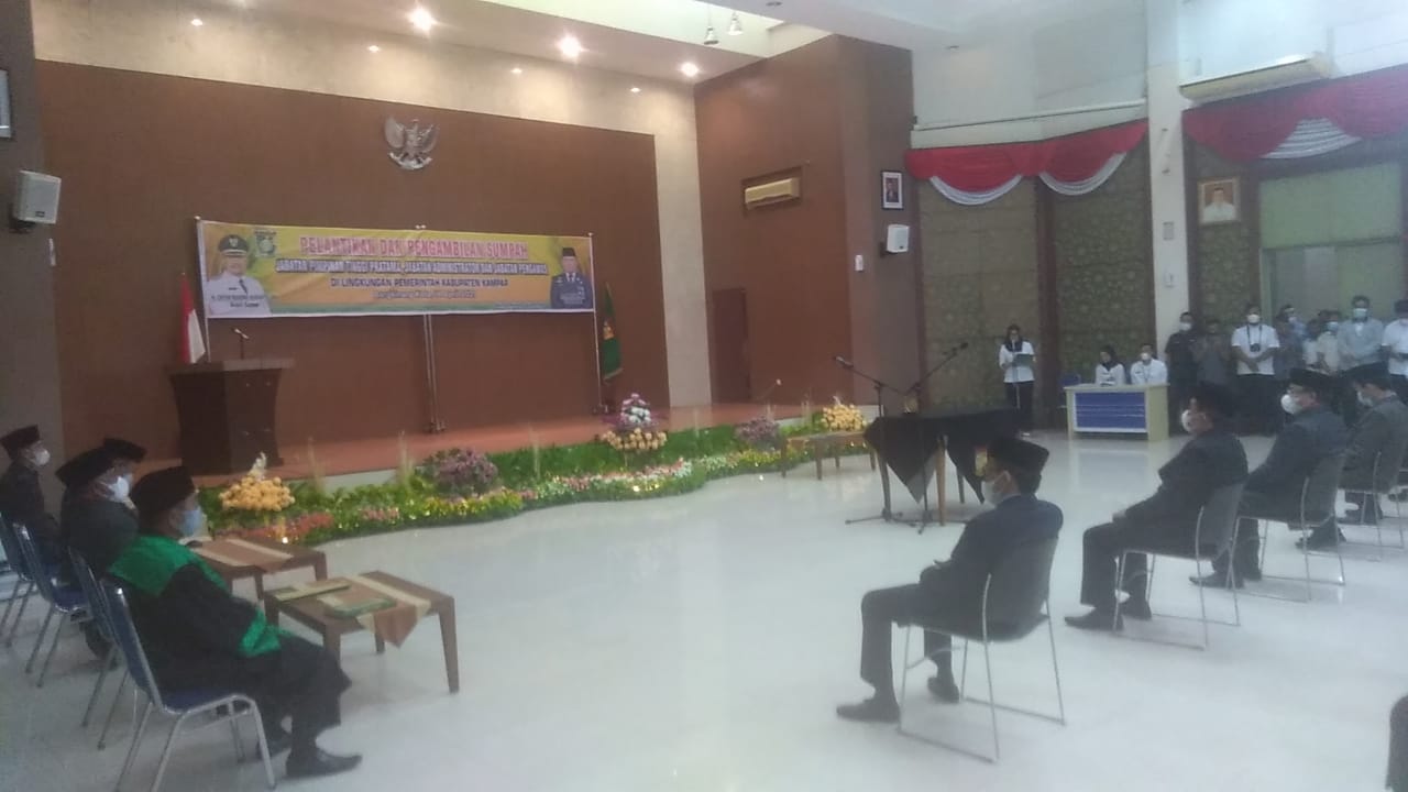Para pejabat yang akan dilantik sudah duduk rapi pada kursi paling depan di Aula Kantor Bupati Kampar, Rabu (14/4/2021).