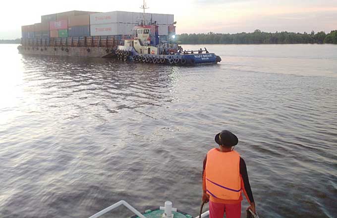 Petugas SAR saat melakukan pencarian ko an kapal nelayan yang tenggelam di tabrak tugboat di perairan Selat Padang, Desa Penebal, Kabupaten Bengkalis, Selasa (4/4/2023).