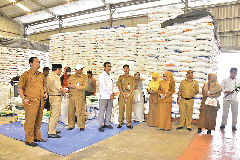 Guna membantu masyarakat miskin ekstrem, Pemkab Bengkalis bekerja sama dengan Bulog menyiapkan cadangan beras bantuan yang diluncurkan di  Kantor Bulog Bengkalis, Senin (11/9/2023).