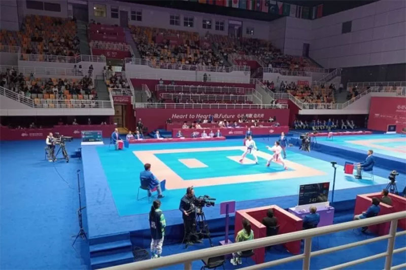 Suasana pertandingan karate kumite kelas 55 kilogram Asian Games 2022 antara Cok Istri Sanistyarani (kiri) melawan Fatemeh Saadati di Lingpin Sports Centre Gymnasium, Hangzhou, Sabtu (7/10/2023).