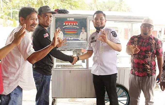 Camat Bathin Solapan Muhammad Rusydy menyerahkan bantuan Gerobak Ukur di Pasar Duri XIII Jalan Lama Simpang ABC, Desa Bumbung, Kecamatan Bathin Solapan, Rabu (15/2/2023).