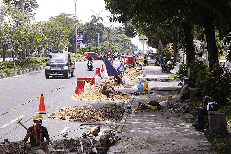 Sejumlah pekerja melakukan penggalian pipa air minum di Jalan Diponegoro Pekanbaru, Rabu (20/9/2023). Pekerjaan proyek penggalian pipa ini terus digesa.