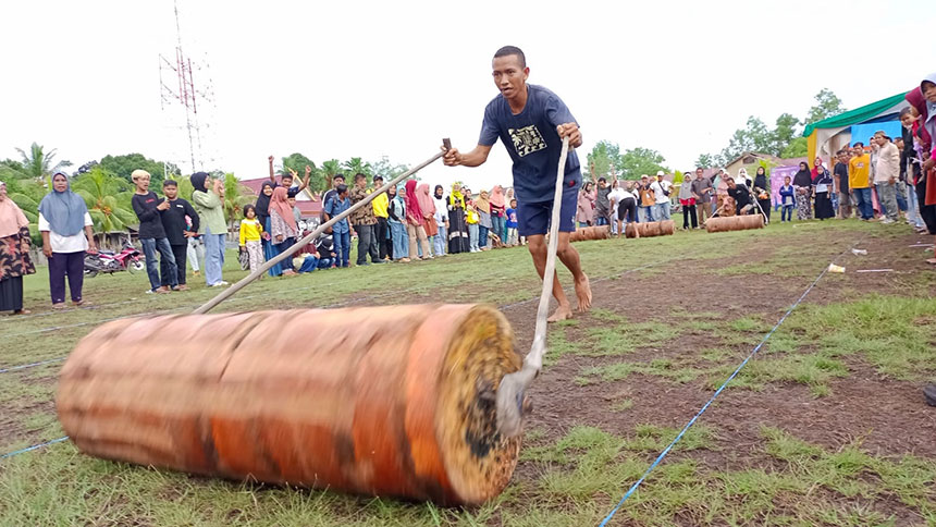Masyarakat mengikuti lomba Menggolek Tual Sagu dalam Festival Sungai Bokor di Desa Bokor, Kecamatan Rangsang Barat, Kepulauan Meranti, Selasa (5/7/2022).