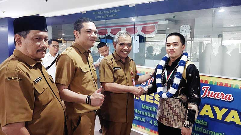 Kadisdik Riau Dr Kamsol menjemput Vannes Wijaya di Bandara SSK II usai memenangi medali perak pada Olimpiade Internasional di Hungaria, Selasa (5/9/2023).