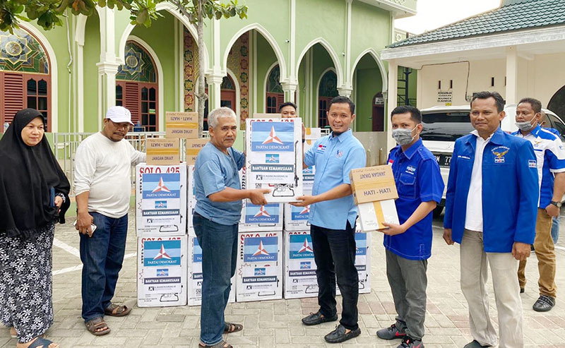 Ketua DPC Partai Demokrat Kota Pekanbaru, Agung Nugroho, menyerahkan bantuan berupa alat penyemprot cairan disinfektan di Masjid Nurul Mukhlisin, Kelurahan Tangkerang Barat, Kecamatan Marpoyan Damai, Pekanbaru, Sabtu (21/3/2020). (AFIAT ANANDA/RIAUPOS.CO)