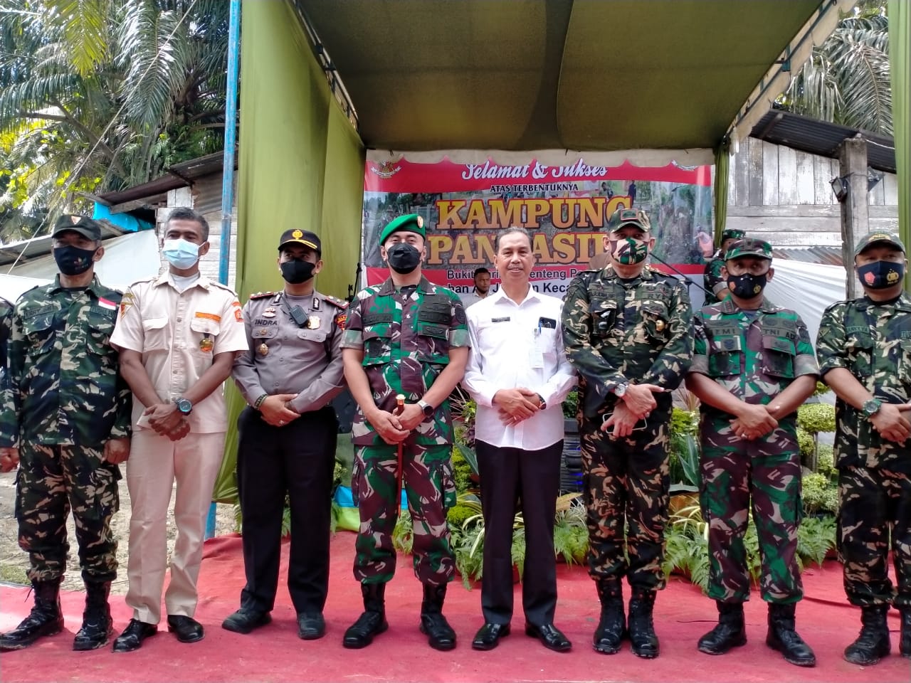 Dandim 0303 Bengkalis Letkol Inf Endik Yunia Hermanto meresmikan Kampung Pancasila bersama pejabat Pemkab Bengkalis di Kelurahan Air Jamban, Kecamatan Mandau, Rabu (16/3/2022).