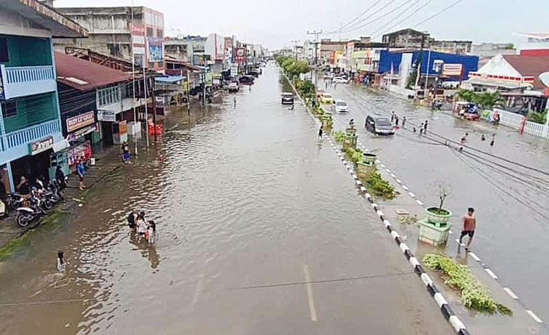 Diguyur hujan deras, sejumlah jalan di Kota Dumai dilanda banjir, Senin (25/12/2023).