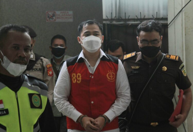 Terdakwa Arif Rahman Arifin yang merupakan mantan Wakaden B Biropaminal Divpropam Polri divonis 10 bulan oleh majelis hakim Pengadilan Negeri Jakarta Selatan.