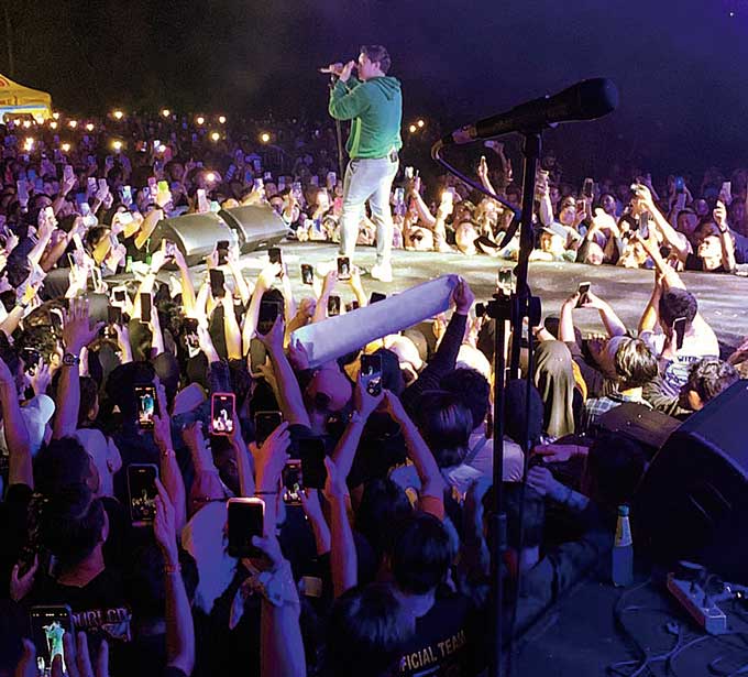 Penyanyi Denny Caknan menghibur penonton di konser Pekanbaru Music Fest 2023 di Taman Rekreasi Alam Mayang, Rabu (7/6/2023) malam.