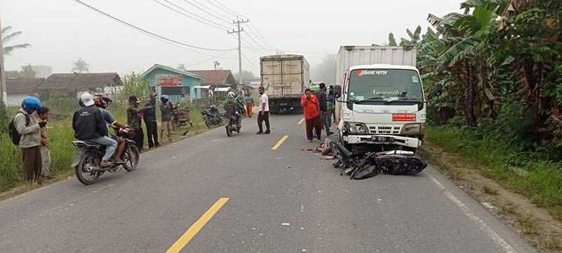 Pengendara sepeda motor tewas di tempat setelah laga kambing dengan mobil truk yang datang dari arah berlawanan di Jalan Lintas Timur, Dusun Putihan, Kelurahan Pangkalan Kasai, Kecamatan Seberida, Kabupaten Inhu, Jumat (23/4/2021).