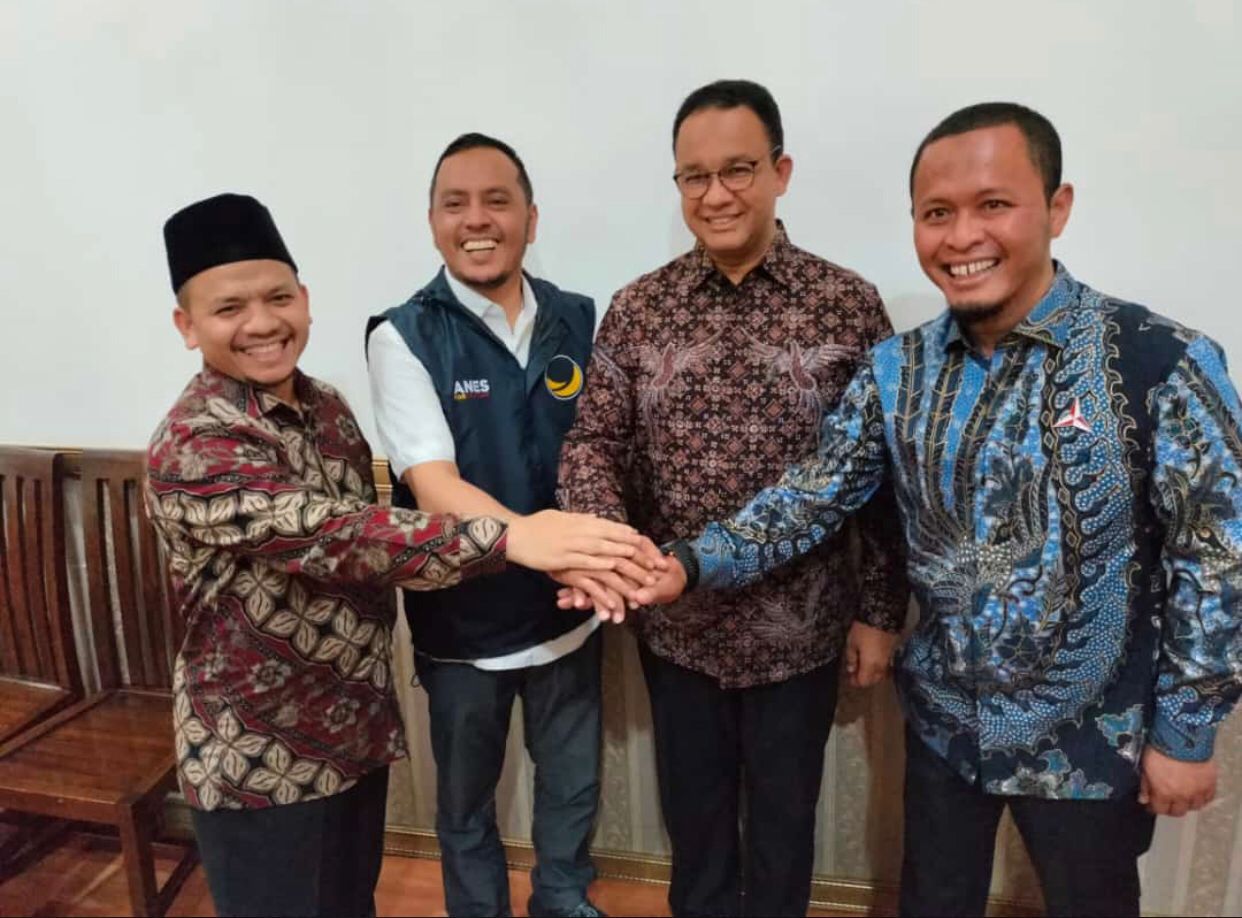 Ketua DPW PKS Riau Ahmad Tarmidzi, Ketua DPW Nasdem Riau Willy Aditya, Anies Baswedan dan Ketua DPD Demokrat Riau Agung Nugroho berfoto salam kompak usai pertemuan di Kantor DPW Nasdem Riau, Senin (5/12/2022).
