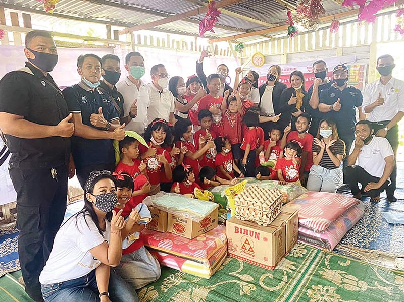 Tim Novotel Pekanbaru saat mengunjungi salah satu panti asuhan dalam Accor Solidarity Week, beberapa waktu lalu. (NOVOTEL FOR RIAUPOS.CO)