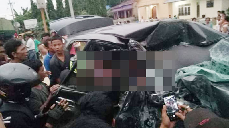 Kecelakaan antara Bus PT Bintang Utara dengan mobil Innova di Jalan Km 84 Kecamatan Kandis lintas Pekanbaru-Duri.(WIWIK WIDANINGSIH/RIAUPOS.CO)