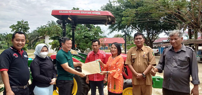 Ketua DPC PDI P Kuansing H Halim menyerahkan satu unit traktor roda empat kepada Kelompok Tani Rukun Sentosa, Desa Simpang Raya, Kecamatan Singingi Hilir, Selasa (13/9/2022).
