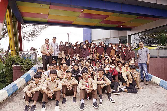 Siswa SMA IT Al Fityah dan guru pembimbing foto bersama dengan Manajer Pemasaran Riau Pos Abdul Kadir Bey dan Redaktur Pelaksana Pendapatan Riau Pos Syahrul Mukhlis di depan Graha Pena Riau usai kunjungan ke redaksi Riau Pos, Rabu (5/10/2022).