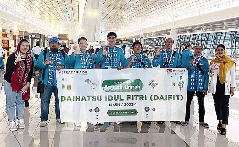 Perwakilan Marketing Communication PT Astra International Tbk, Daihatsu Sales Operation foto bersama konsumen Cahya Guruh dari Solo, Ady Supryatno & M Abdan Djarmin dari Kendar serta Rudiansyah dari Samarinda, Basuki Sastro dari Bekasi dan Mardi Kusuma da