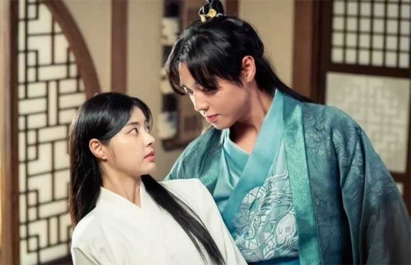 Pelukan dengan Hong Ye Ji. Intip kisah Park Ji Hoon dalam drama sejarah berjudul &rsquo;Love Song For Illusion&rsquo;.