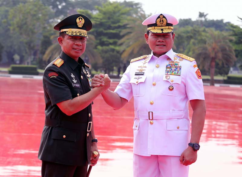 Laksamana Yudo Margono dan Jenderal Agus Subiyanto salam komando usai acara serah terima jabatan Panglima TNI di Markas Besar TNI, Cilangkap, Jakarta, Rabu (22/11/2023).