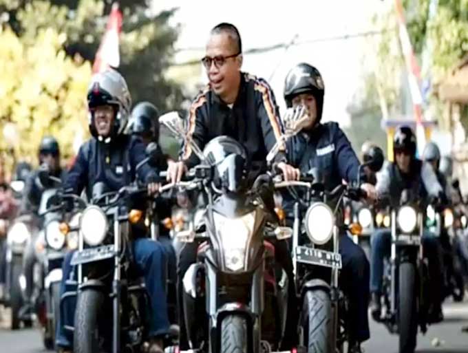 Dirjen Pajak Suryo Utomo mengendarai motor gede (moge) bersama klub BlastingRijder DJP. Klub moge itu adalah komunitas para pegawai pajak yang hobi naik motor besar.