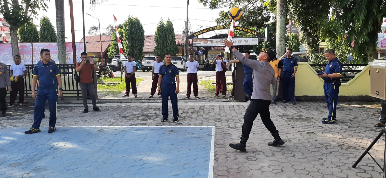 Polres Kampar menggelar pertandingan bola voli antar satker dan jajaran Polsek di halaman rumah dinas Kapolres Kampar, Bangkinang, Jumat (9/6/2023).