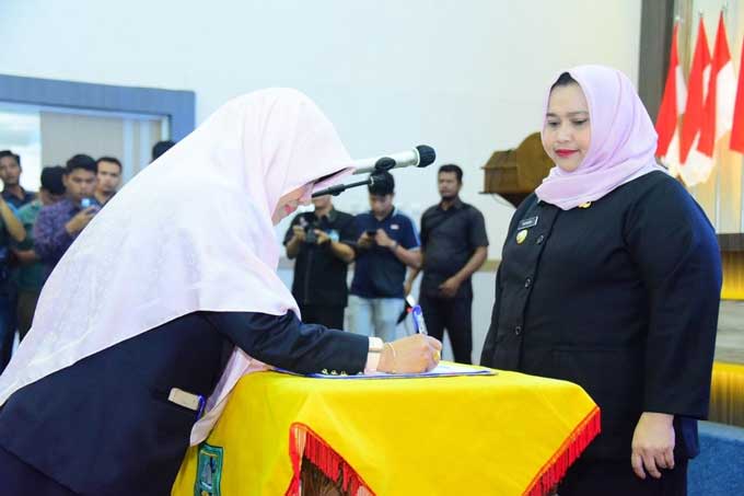 Bupati Kasmarni menyaksikan penandatanganan pengambilan sumpah jabatan dan pelantikan pejabat pimpinan tinggi pratama, pejabat administrator dan pengawas serta fungsional di lingkungan Pemkab Bengkalis, Rabu (1/3/2023).