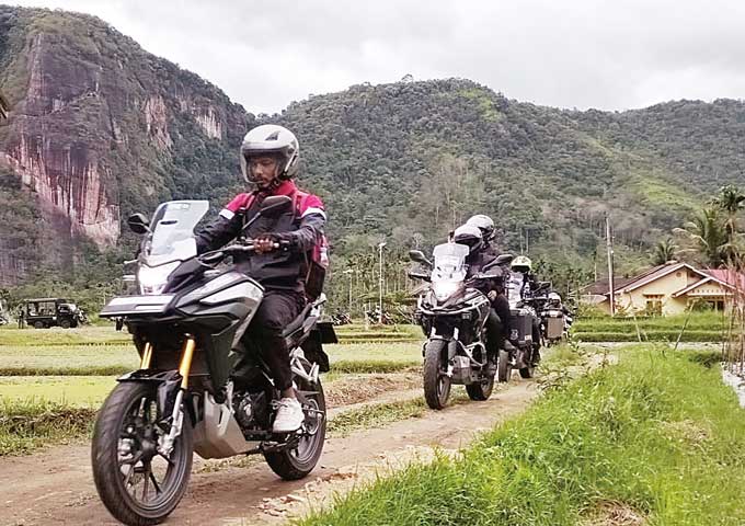 Peserta Honda Bikers Adventure Camp sedang menikmati pesona Lembah Harau, Sumatera Barat, Ahad (5/3/2023).