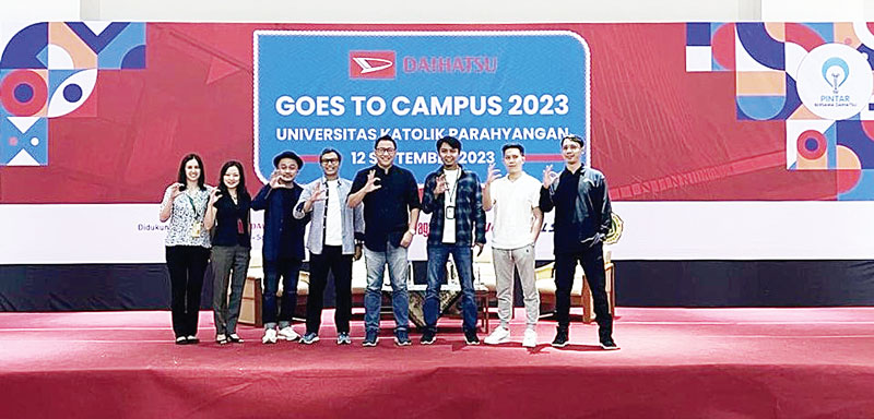 Perwakilan manajemen Daihatsu dan Universitas Katolik Parahyangan berfoto bersama saat pembukaan Daihatsu Goes To Campus di Jawa Barat, baru-baru ini.